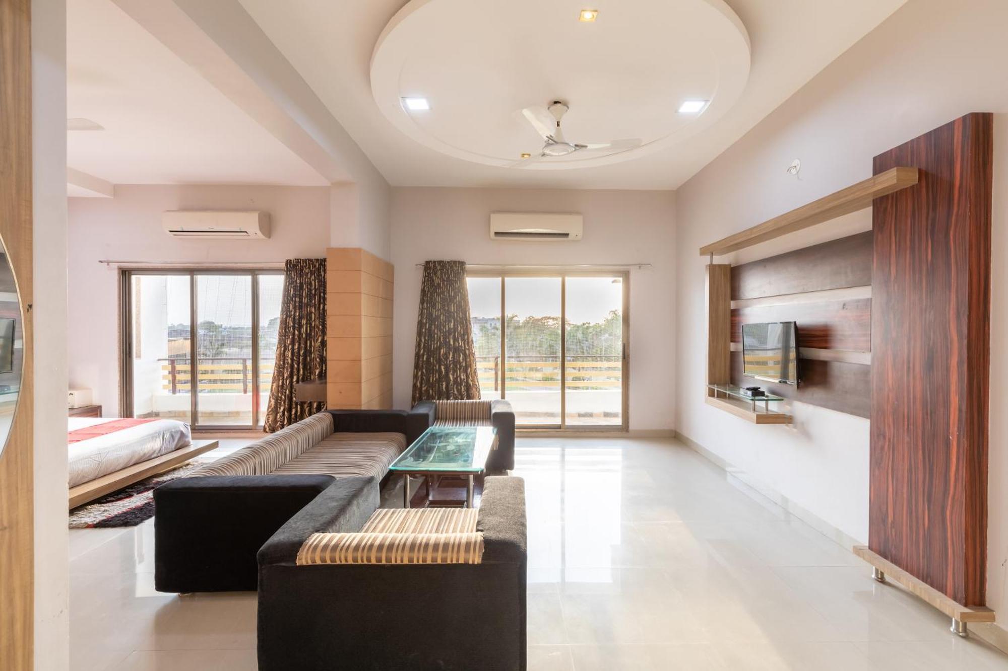 Oyo 42910 Hotel Rudra Palace Ratlam Luaran gambar